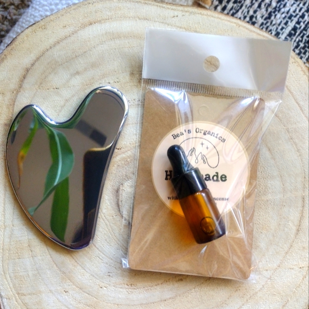Gua Sha tool and sample of face serum - Picture 1 of 4